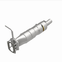 Load image into Gallery viewer, MagnaFlow 09-17 Ford F53 V10 6.8L Underbody Direct Fit Catalytic Converter
