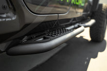 Load image into Gallery viewer, DV8 Offroad 18-23 Jeep Wrangler JL 4 Door Body/Pinch Weld Mounted Step
