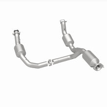 Load image into Gallery viewer, MagnaFlow 2021 Chevrolet Express 2500 4.3L Underbody Direct-Fit Catalytic Converter
