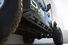 Load image into Gallery viewer, DV8 Offroad 18-23 Jeep Wrangler JL 4 Door FS-15 Series Rock Sliders
