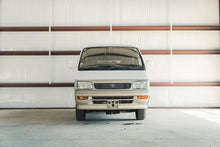 Load image into Gallery viewer, 1996 Toyota Hiace
