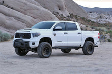 Load image into Gallery viewer, Fabtech 16-19 Toyota Tundra 4WD Trd Pro 4in Perf Sys w/Dlss 2.5 C/Os &amp; Rr Dlss

