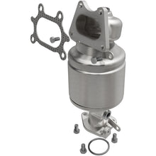 Load image into Gallery viewer, MagnaFlow Conv DF 04-07 Saturn VUE 3.5L Rear
