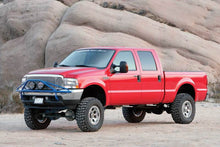 Load image into Gallery viewer, Fabtech 05-07 Ford F250 4WD w/o Factory Overload 6in 4Link Sys w/Coils &amp; Dlss Sh Ks
