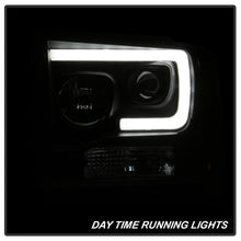 Load image into Gallery viewer, Spyder Ford F250/350/450 05-07 Projector Headlights - Light Bar DRL LED - Black PRO-YD-FS05V2-LB-BK
