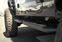 Load image into Gallery viewer, DV8 Offroad 18-23 Jeep Wrangler JL 4 Door Body/Pinch Weld Mounted Step
