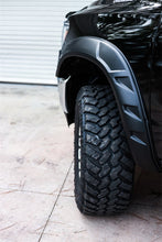 Load image into Gallery viewer, Bushwacker 19-22 Ram 1500 (Excl. Rebel/TRX) 76.3 &amp; 67.4in Bed DRT Style Flares 4pc  - Blk / Smooth
